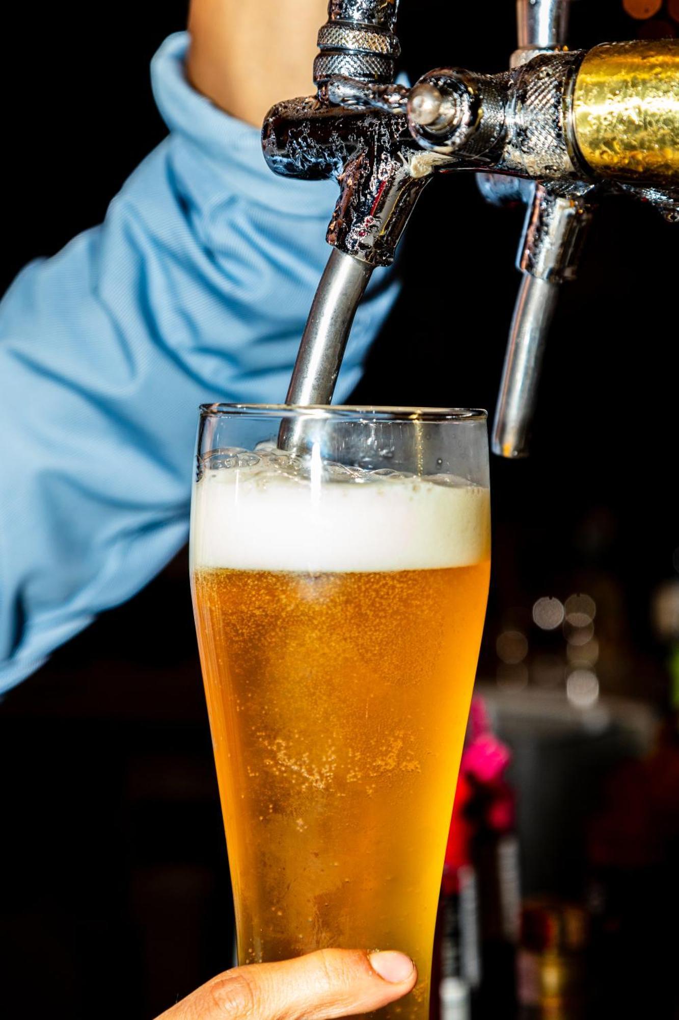 Sonesta Hotel Богота Екстер'єр фото Beer being dispensed from a tap