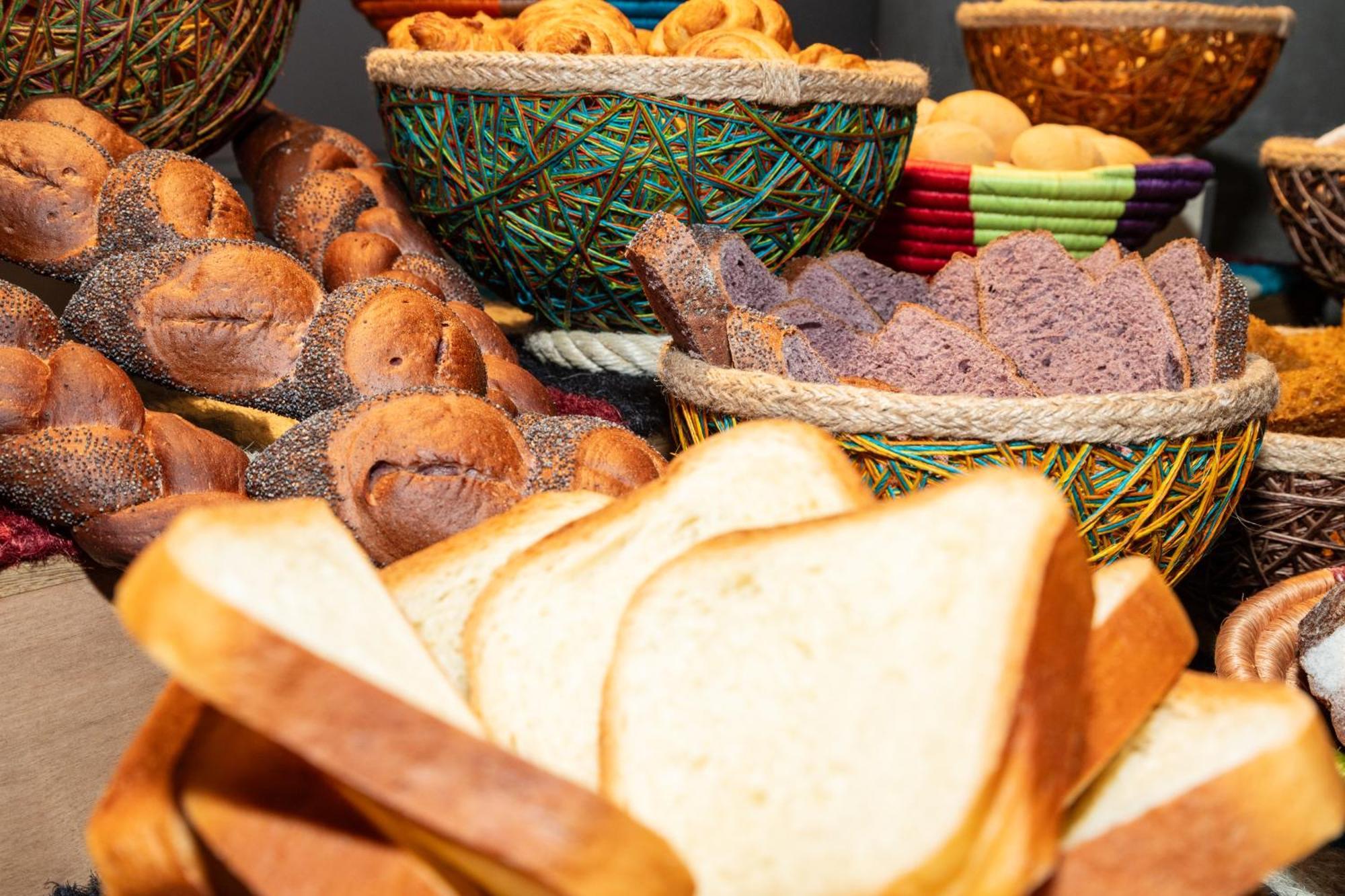Sonesta Hotel Богота Екстер'єр фото A selection of breads