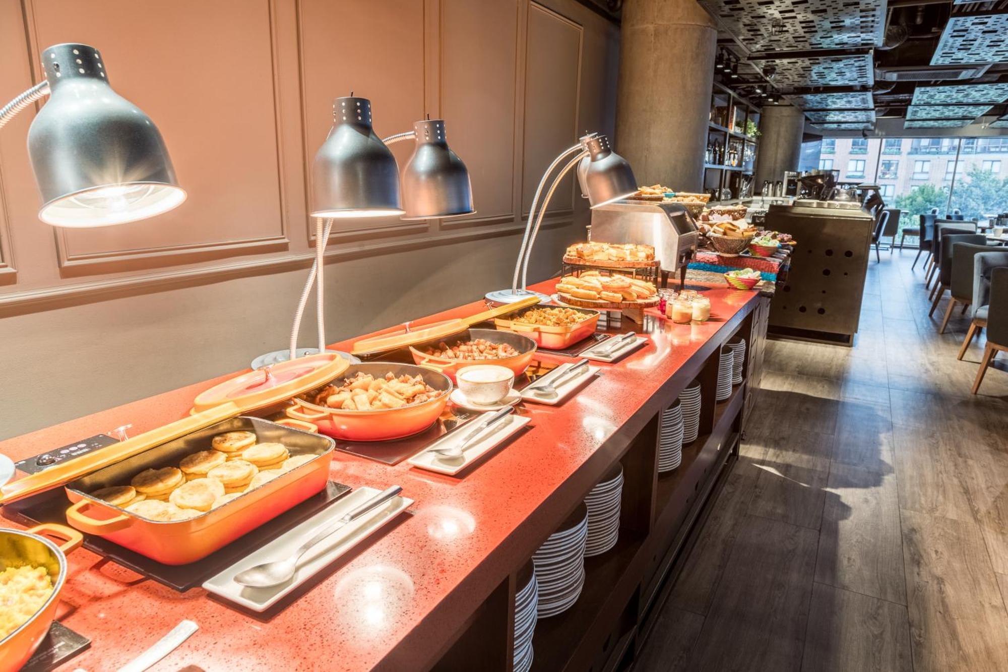 Sonesta Hotel Богота Екстер'єр фото A buffet at a restaurant